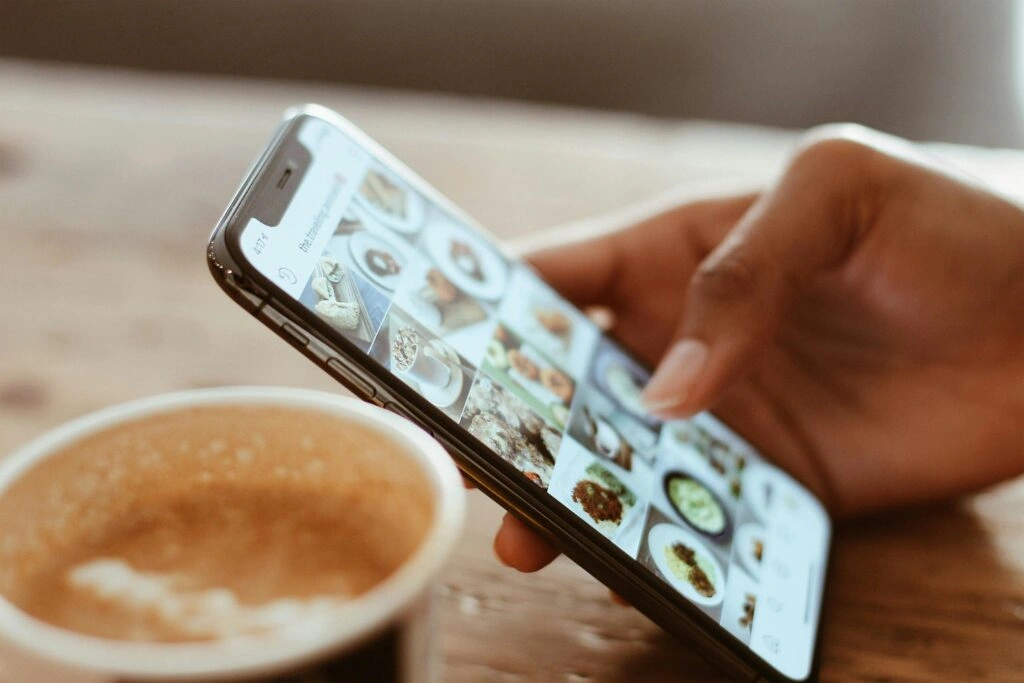 Social media marketing impact - food photos on smartphone